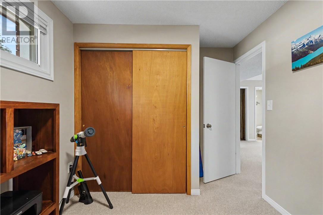 34 Manchester Crescent - 32