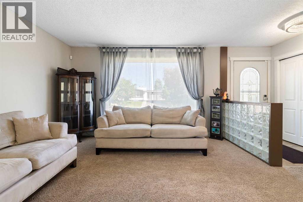 76 Pinebrook Close NE - Image 3