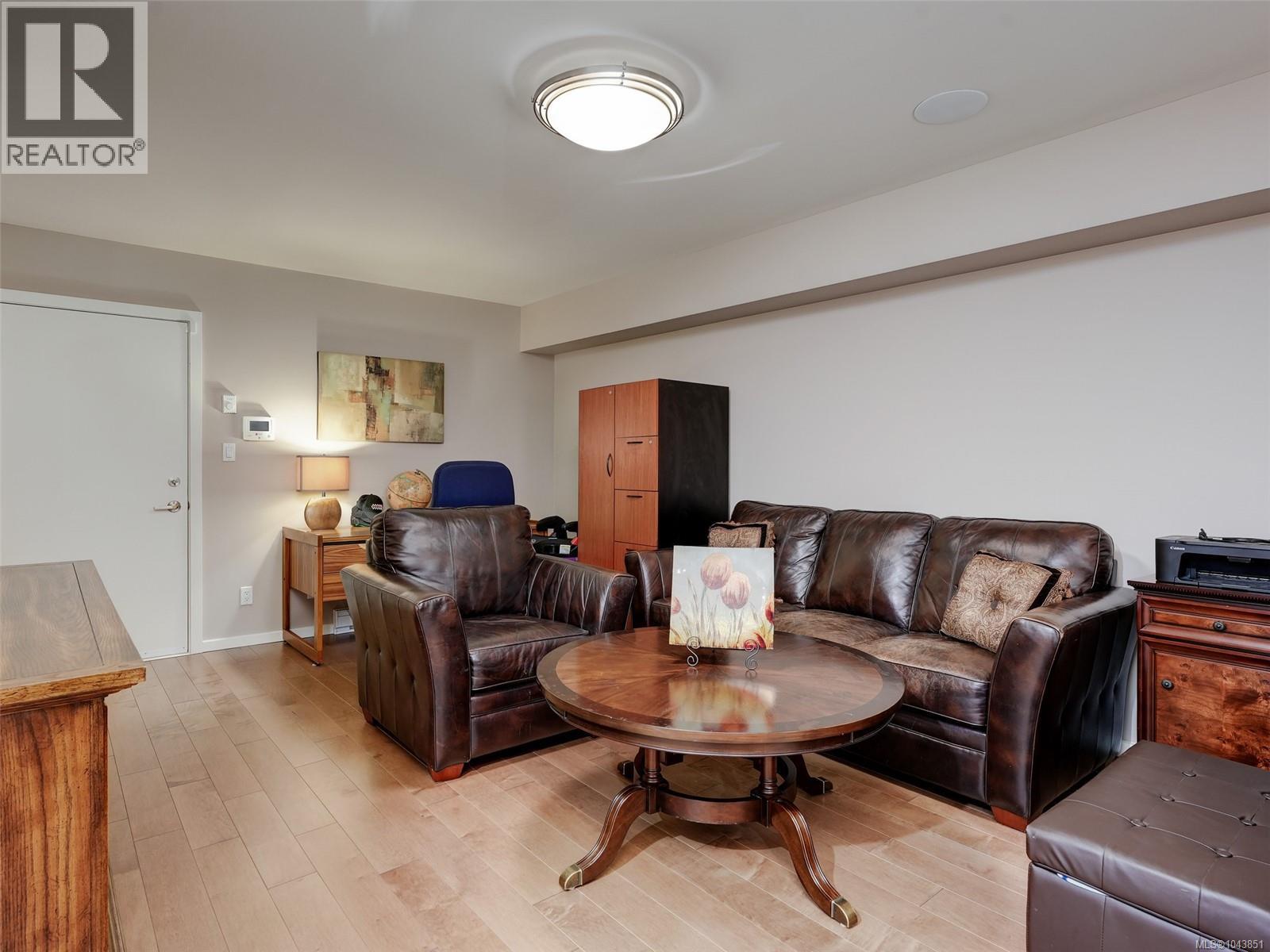 #10 50 Dallas Rd - 25
