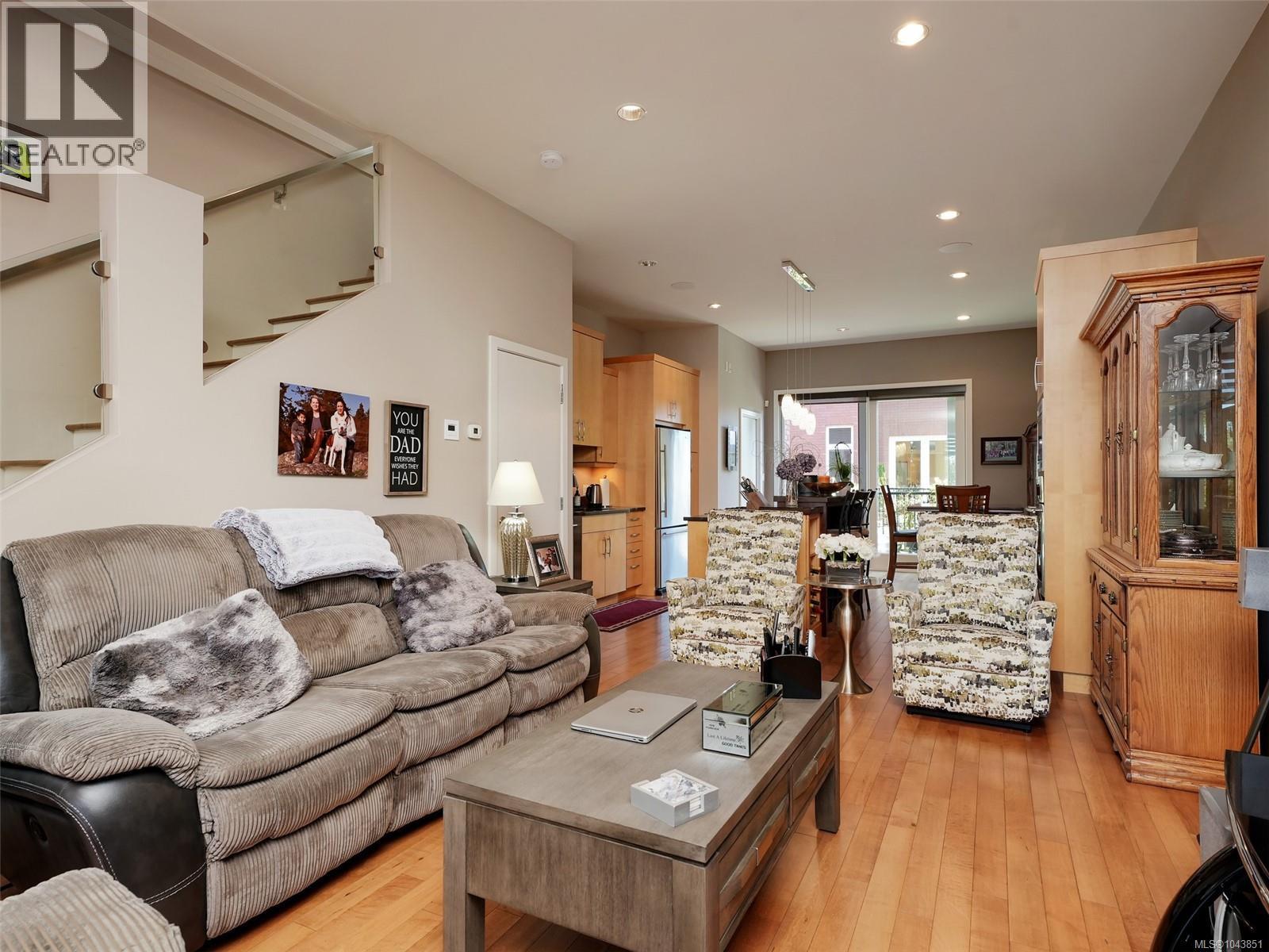 #10 50 Dallas Rd - 12
