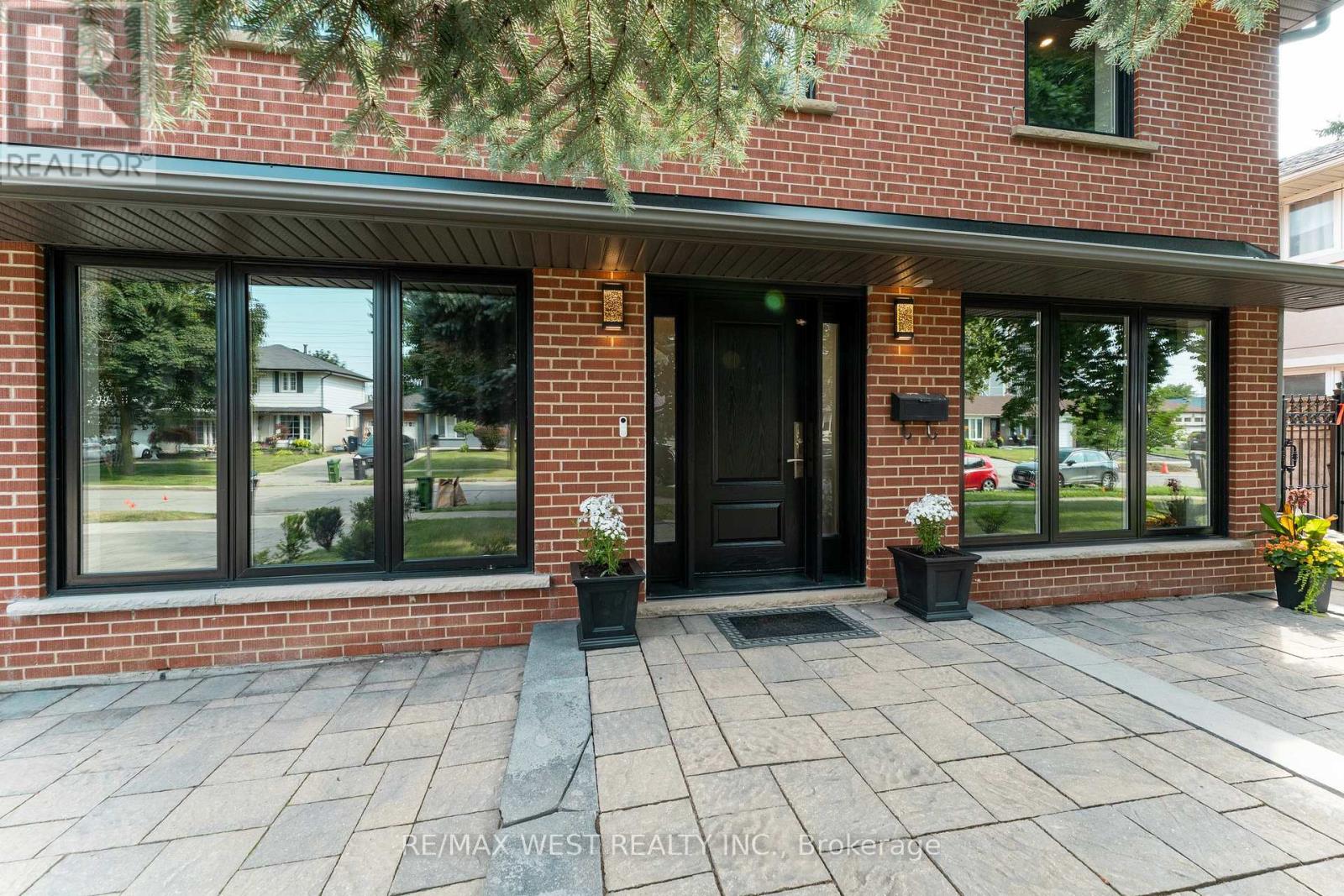 139 REDGRAVE DRIVE - 2