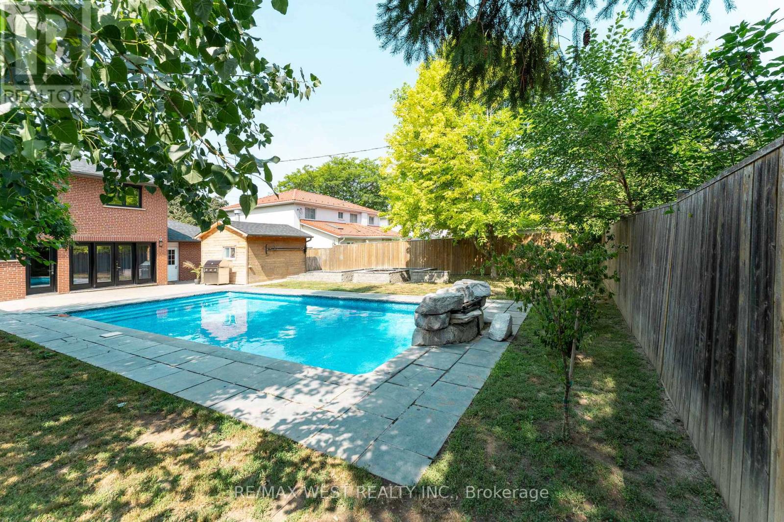 139 REDGRAVE DRIVE - 21