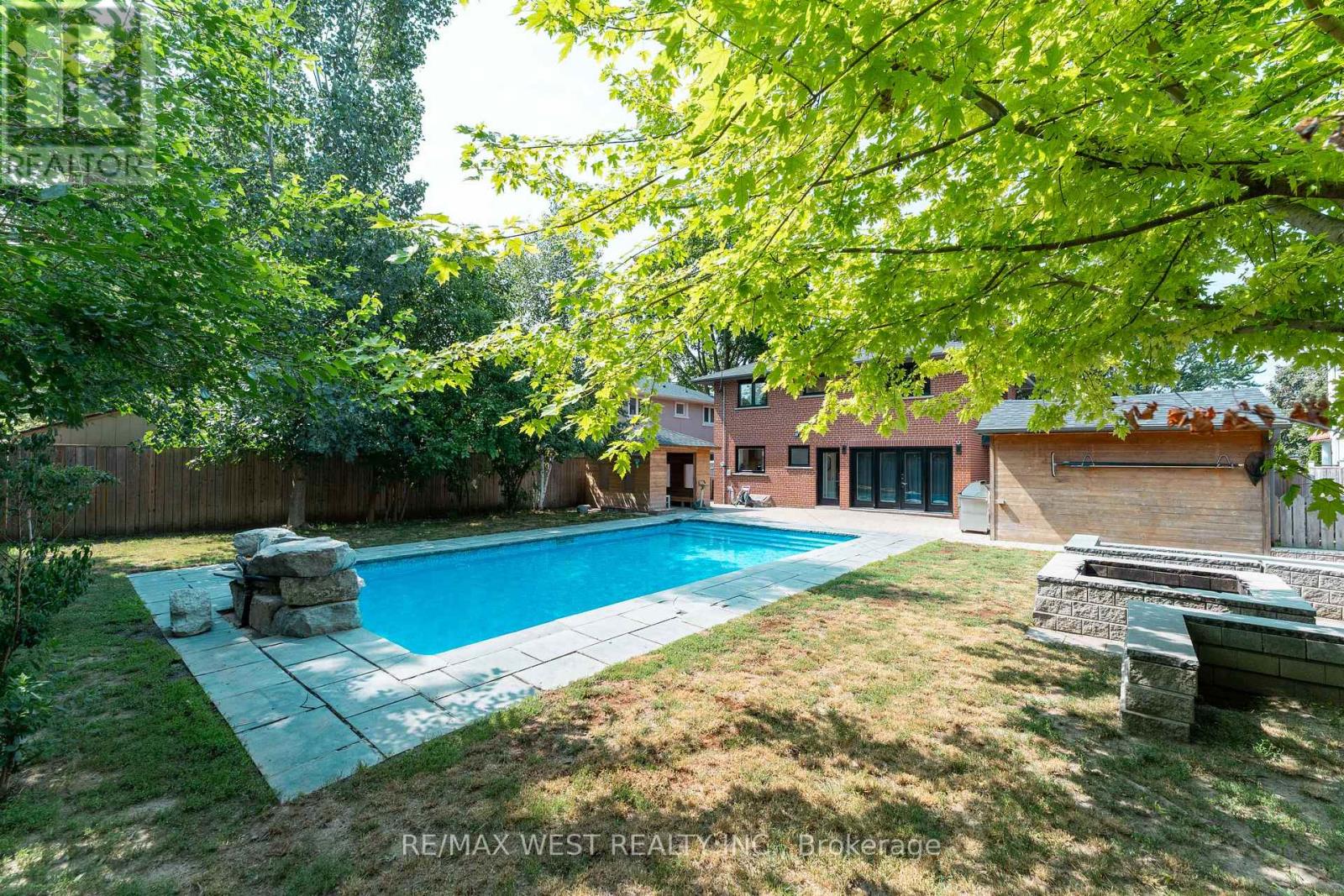 139 REDGRAVE DRIVE - 22