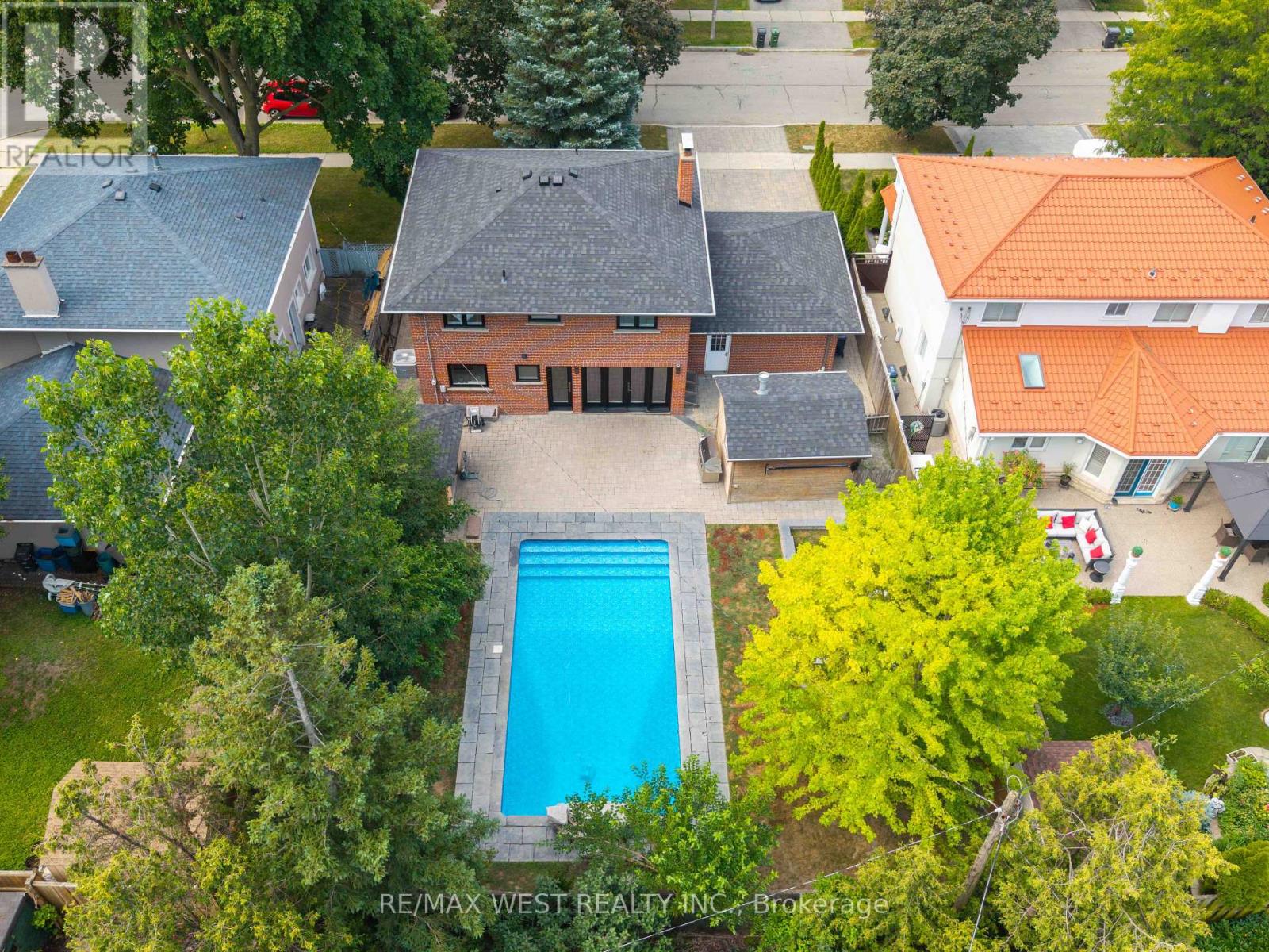 139 REDGRAVE DRIVE - 24