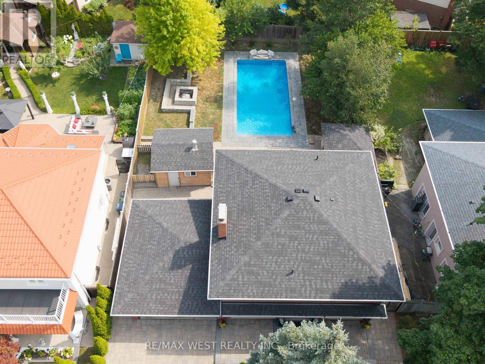 139 REDGRAVE DRIVE - 27