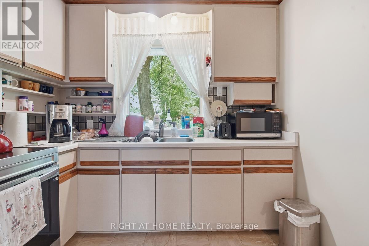 384 REGAL DRIVE - 13