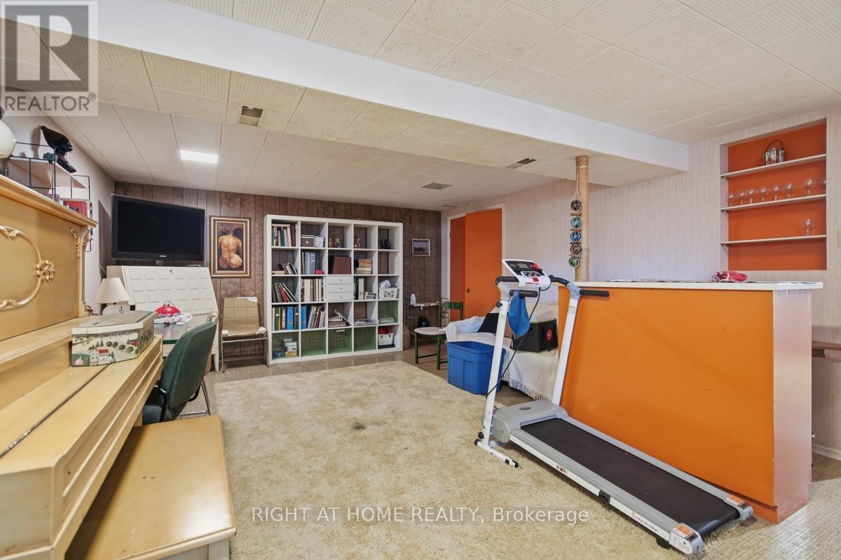 384 REGAL DRIVE - 21