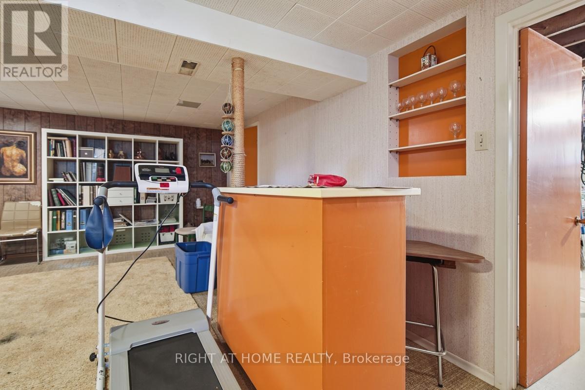 384 REGAL DRIVE - 23