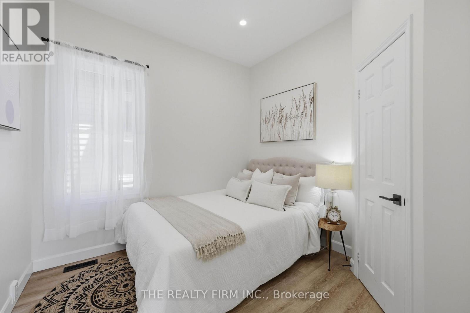 1068 MARGARET STREET - 23