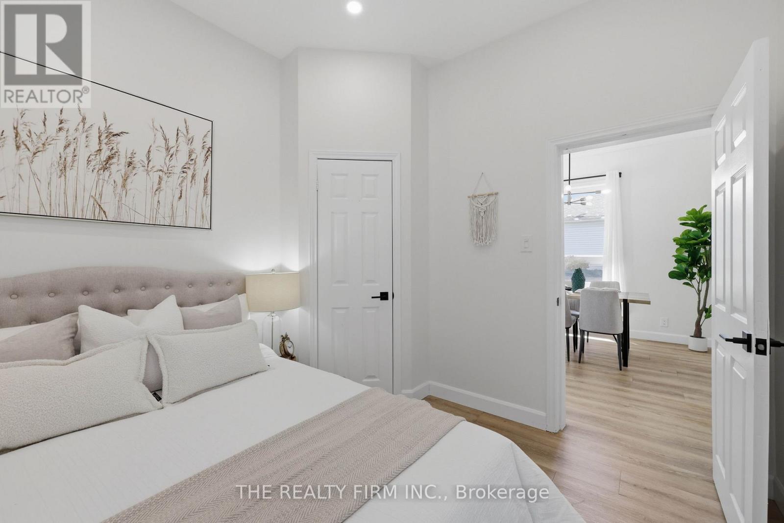 1068 MARGARET STREET - 24