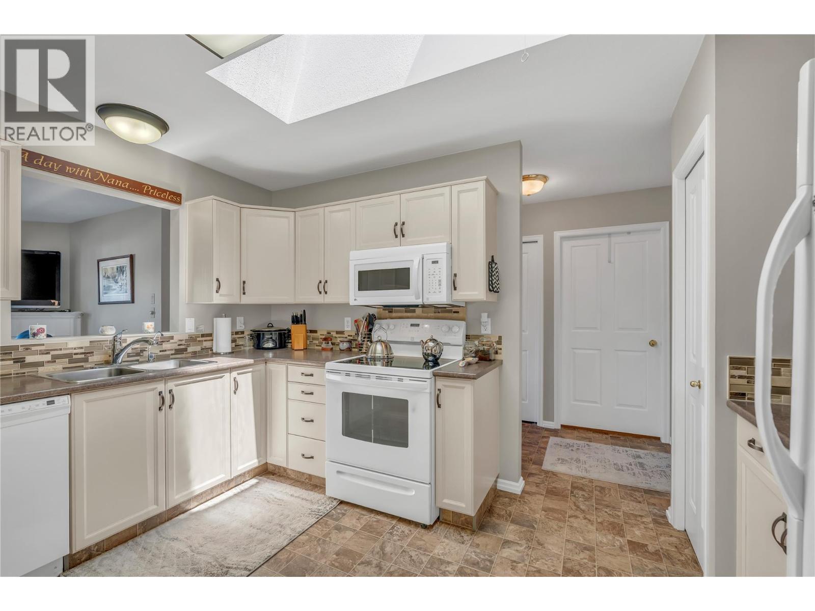 #306 8907 Pineo Court - 11