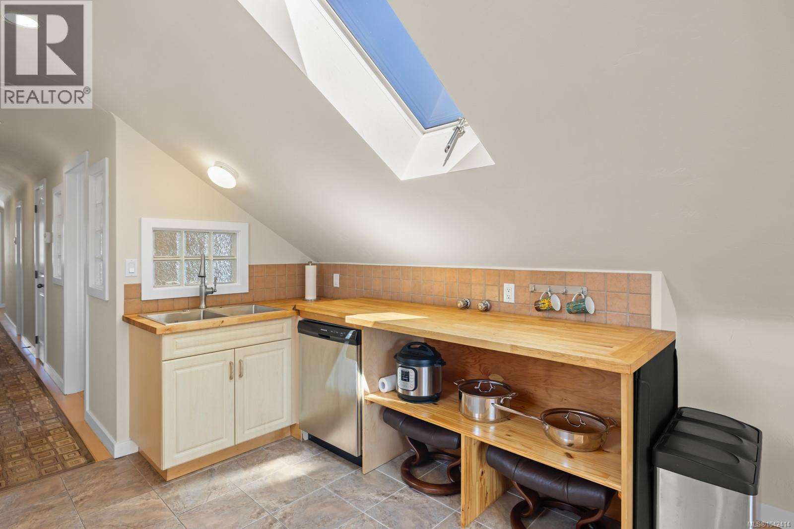 609 Mary St - 53