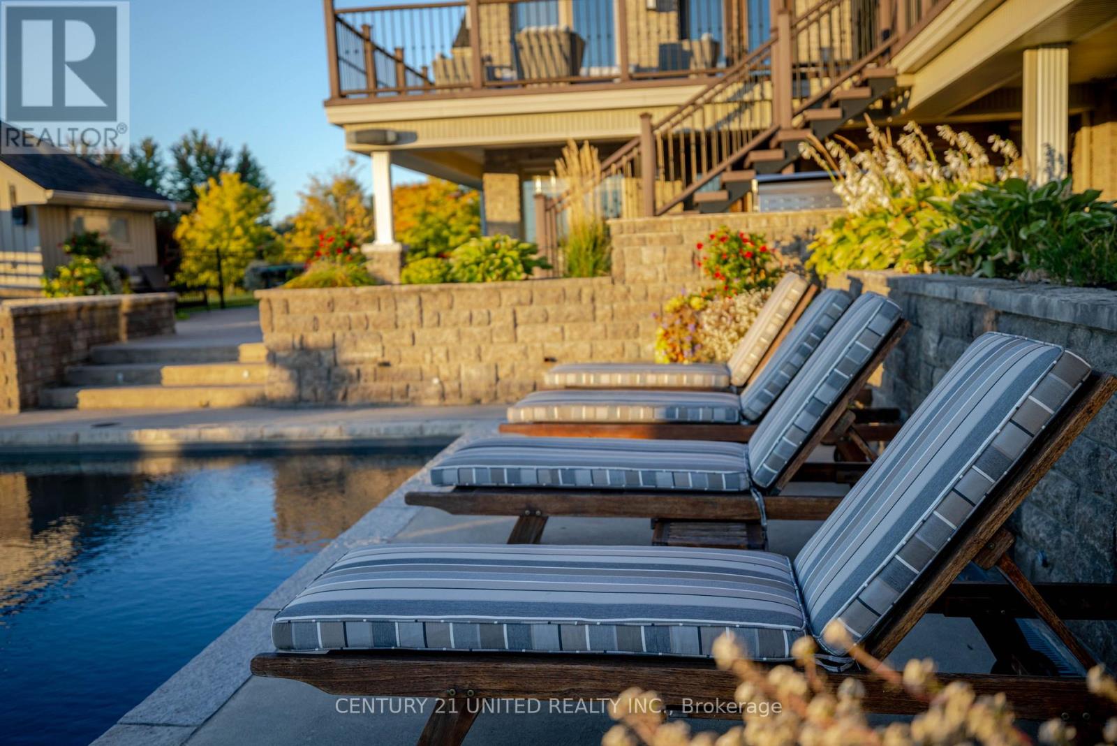 7 MAPLEHILL DRIVE - 32