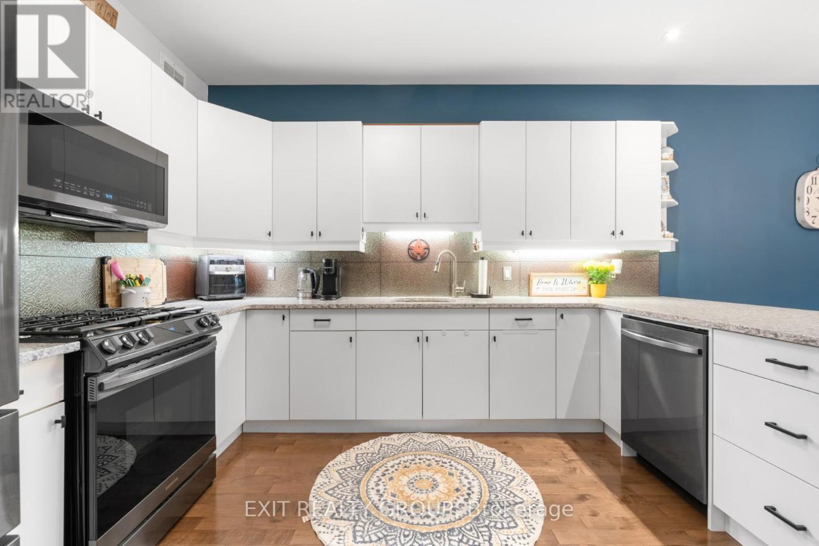 52 ALETHA DRIVE - 21