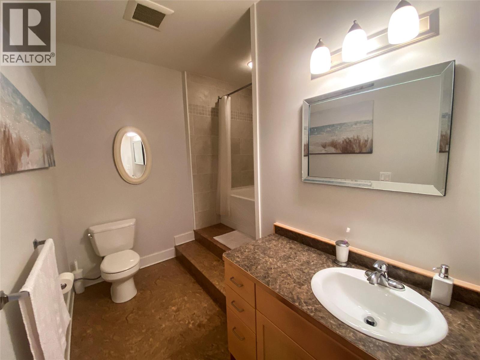 #4 912 Slocan Street - 14