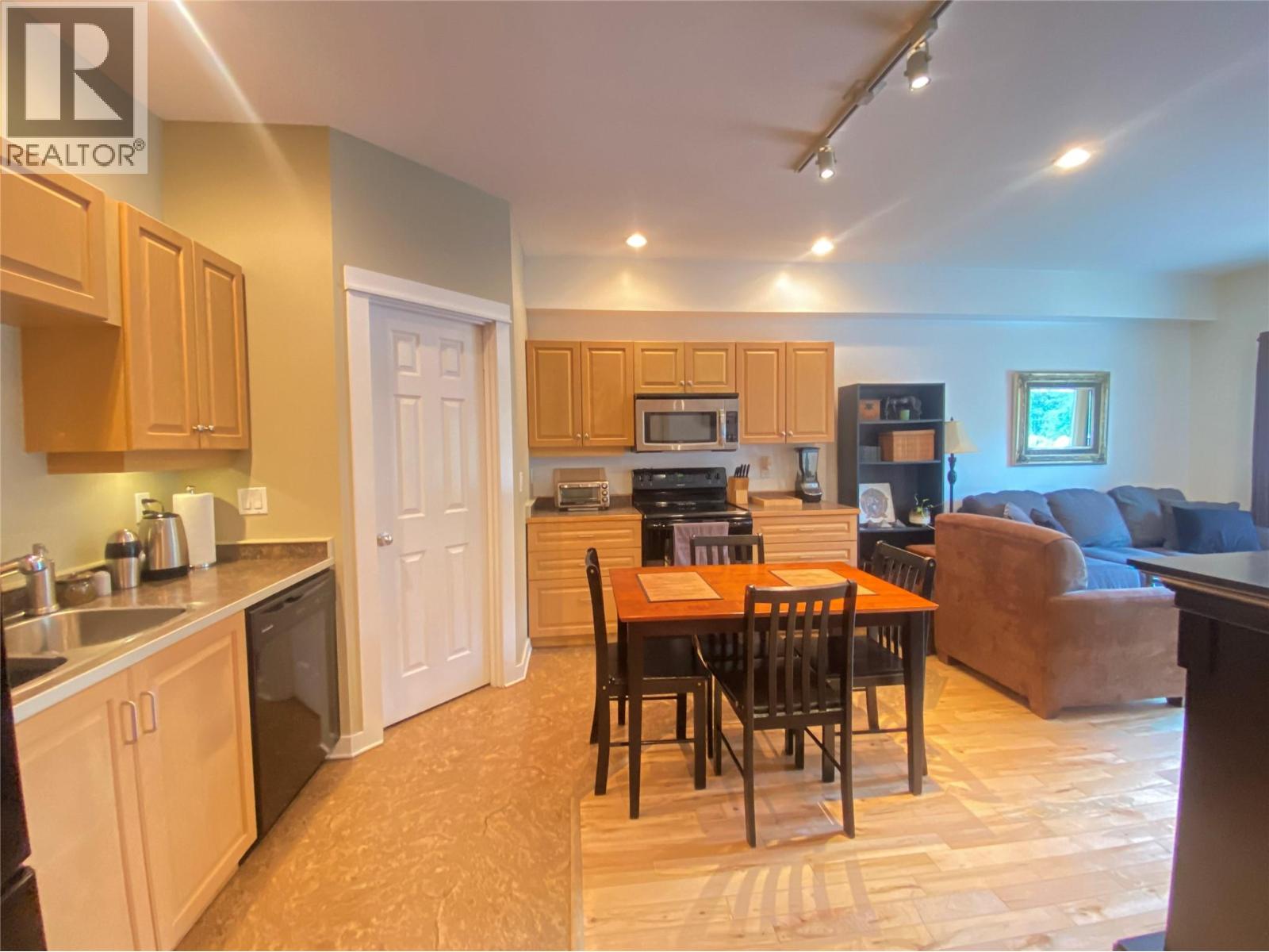 #4 912 Slocan Street - 9
