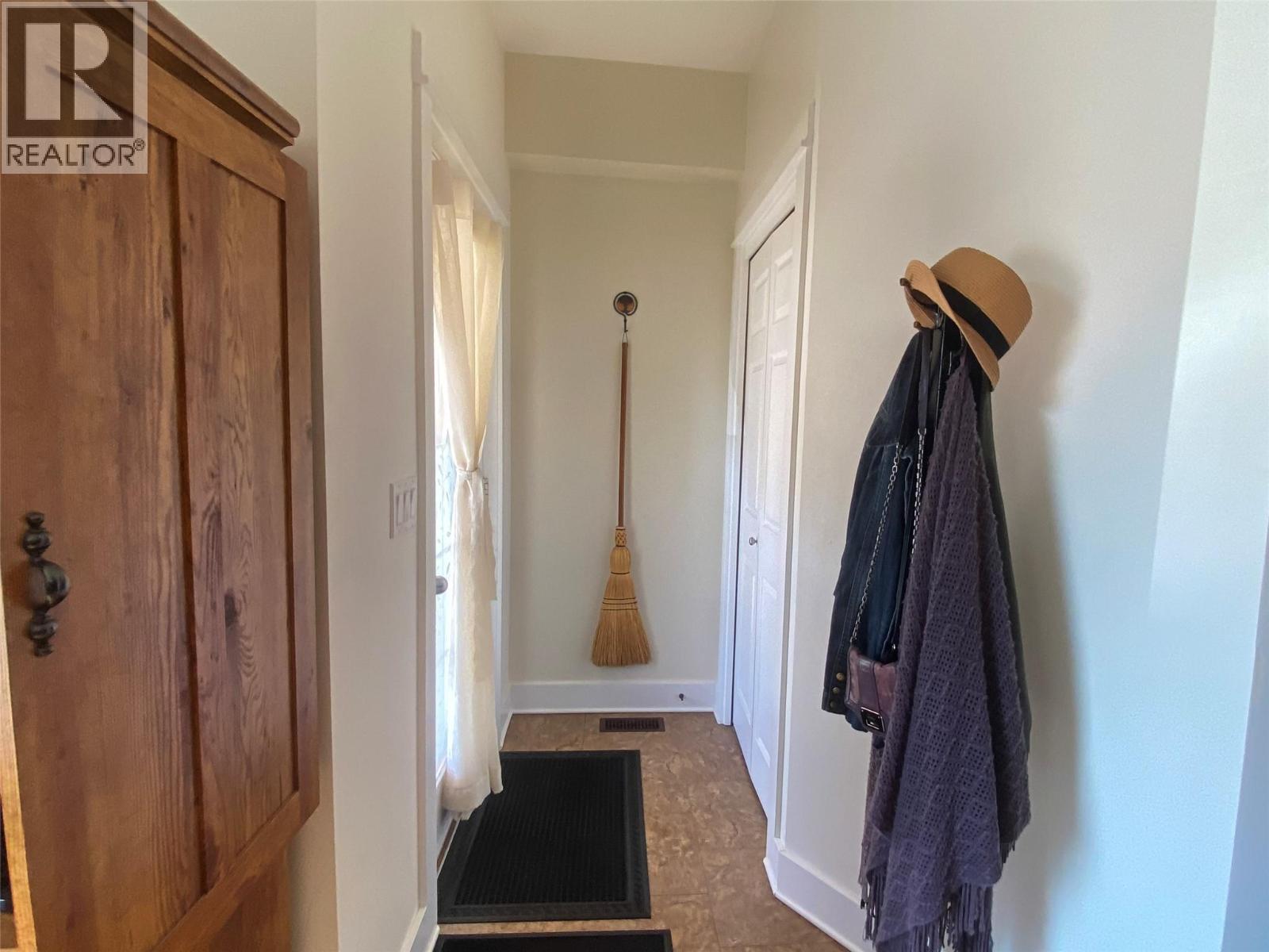 #4 912 Slocan Street - 22
