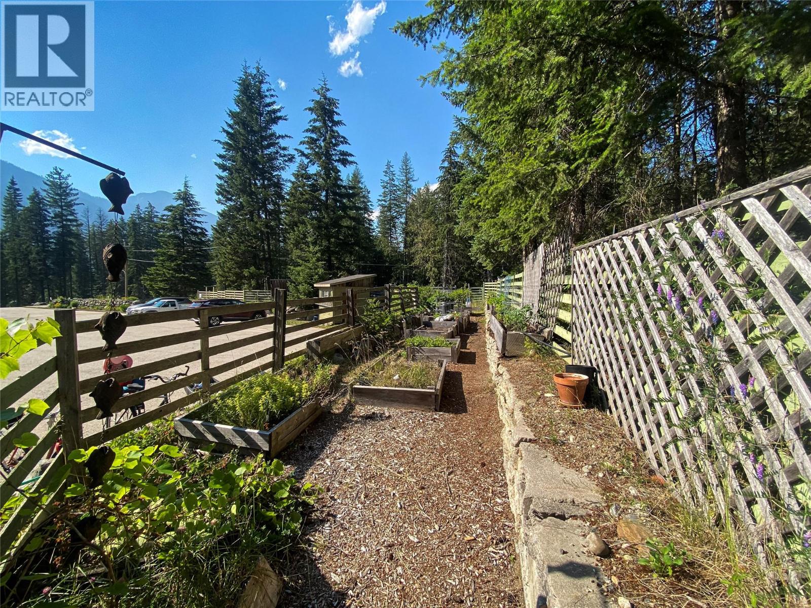 #4 912 Slocan Street - 26