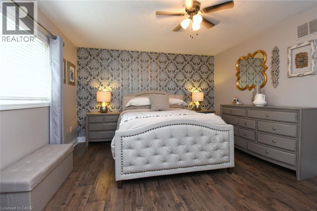 16 WOODCOTE Crescent - 33