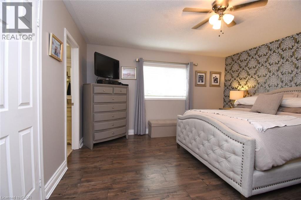 16 WOODCOTE Crescent - 34