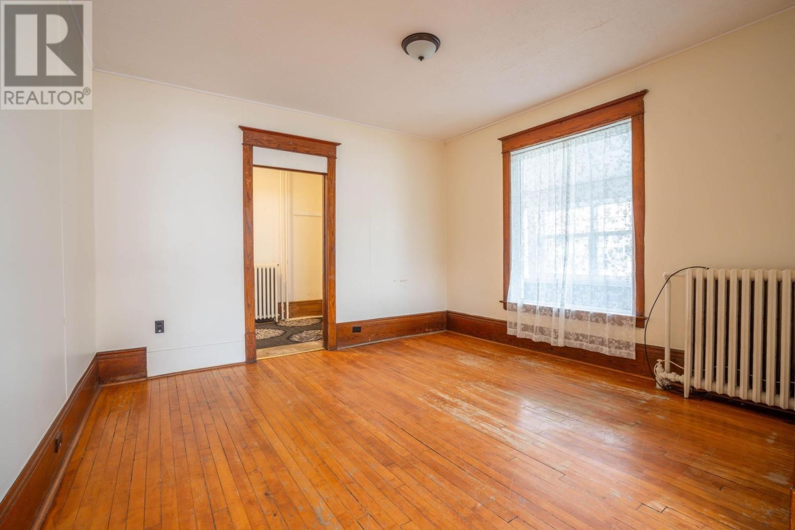 928 Queen ST - 11