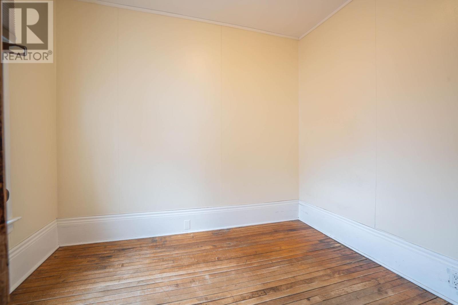 928 Queen ST - 16