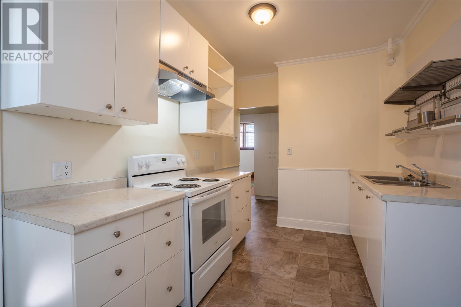 928 Queen ST - 14