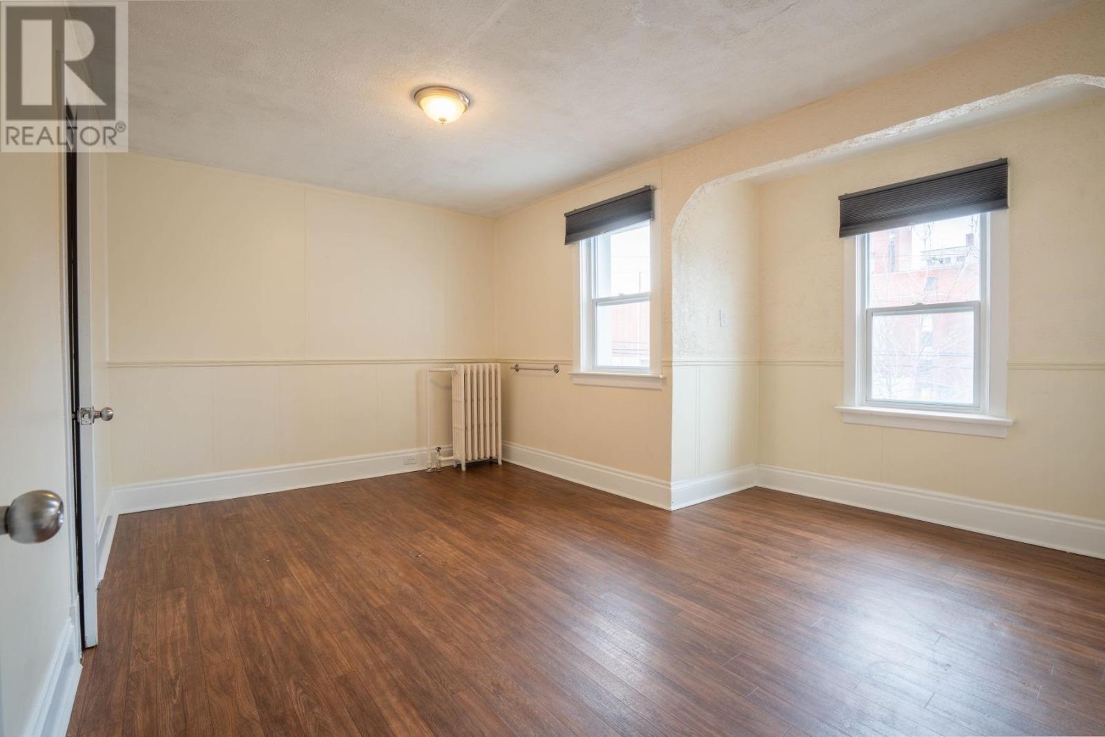 928 Queen ST - 24