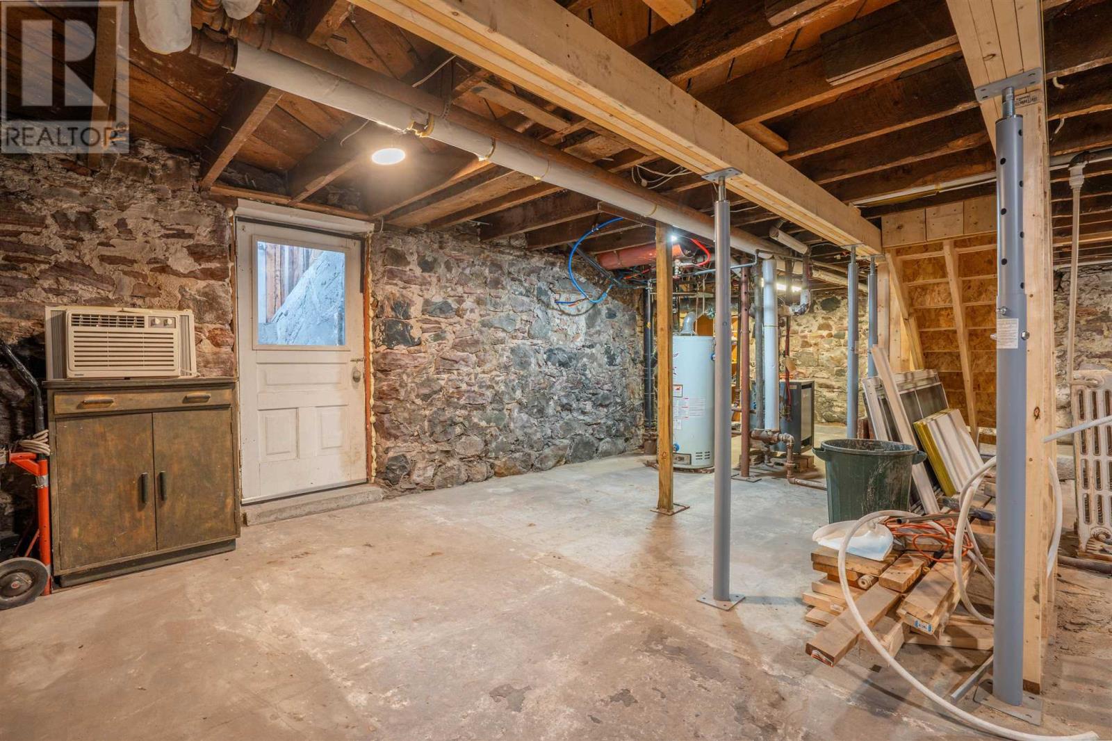 928 Queen ST - 37