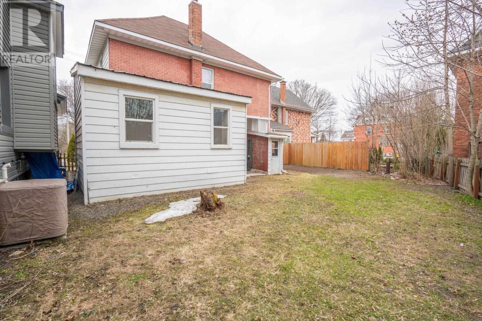 928 Queen ST - 4