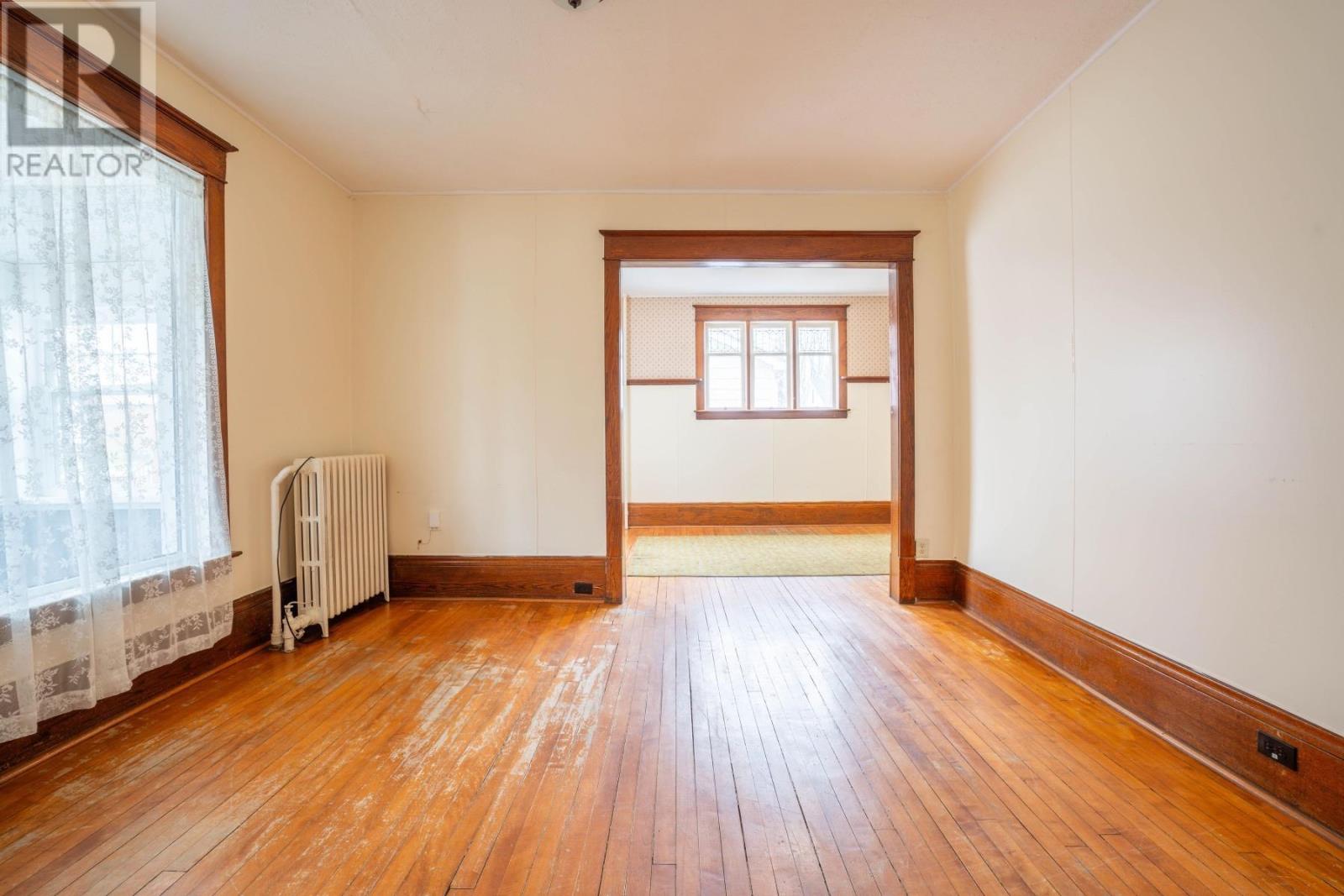 928 Queen ST - 9