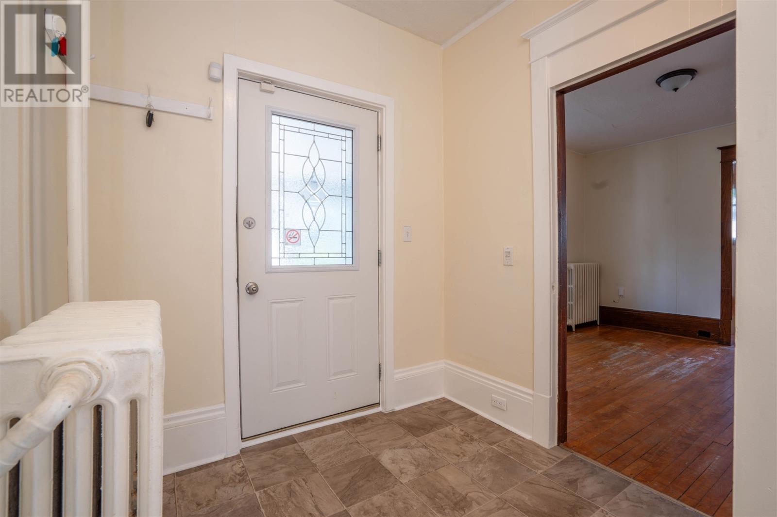 928 Queen ST - 8