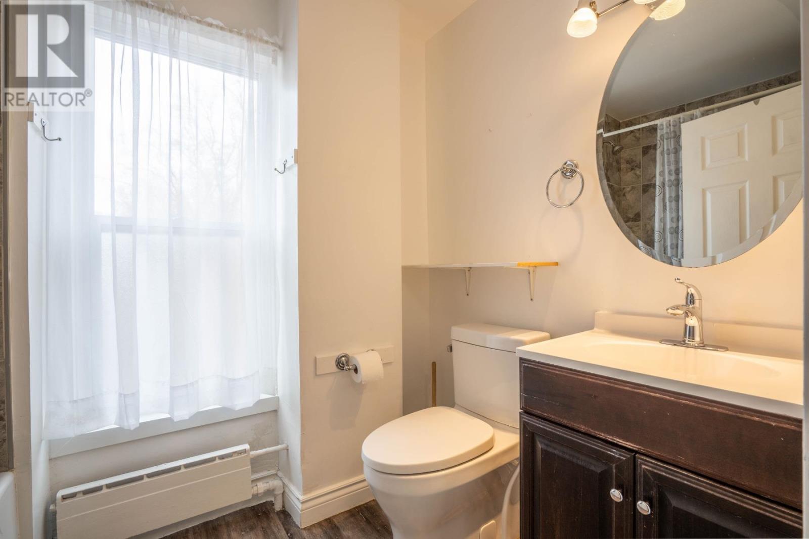 928 Queen ST - 31