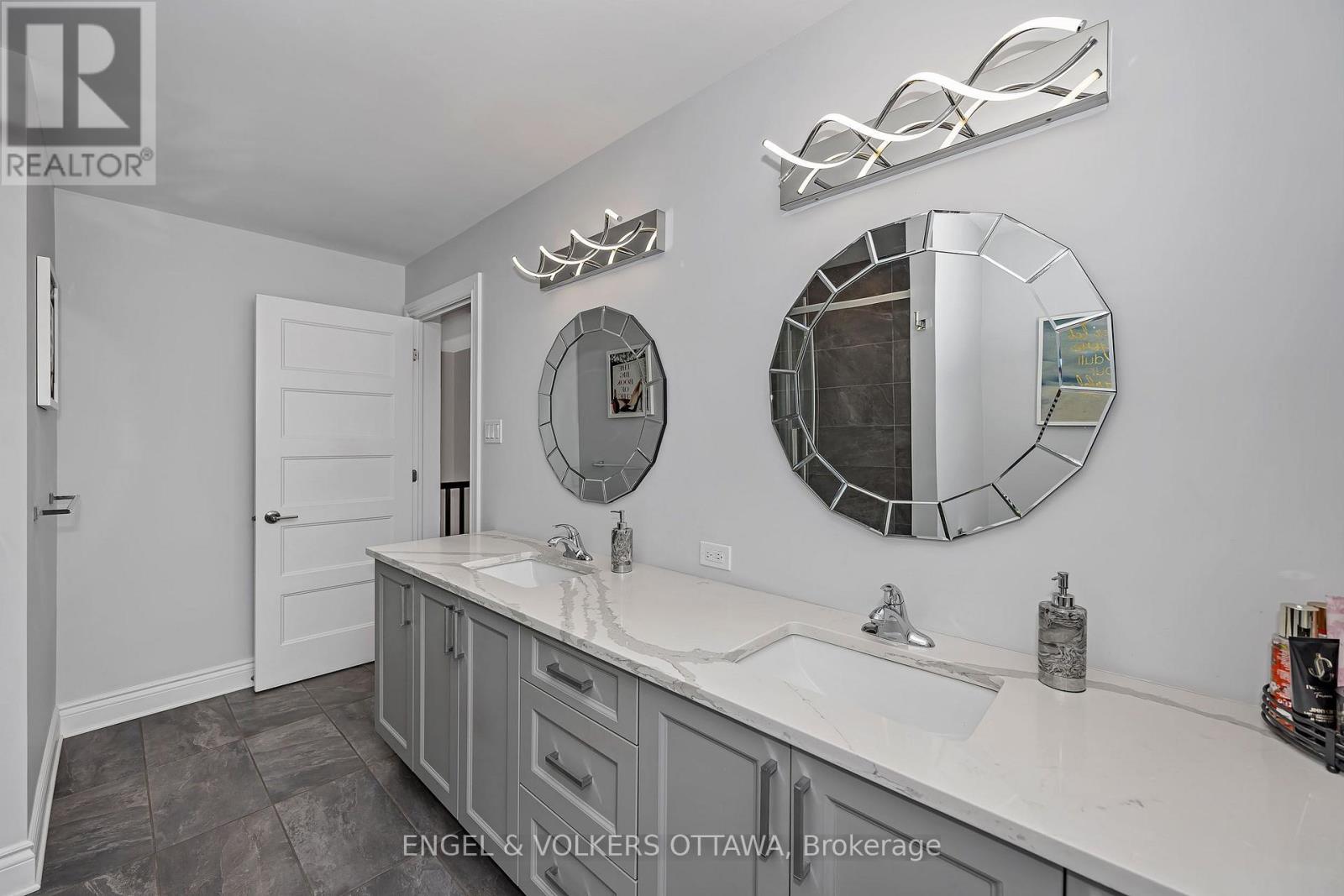 1082 DOCTEUR CORBEIL BOULEVARD - 29