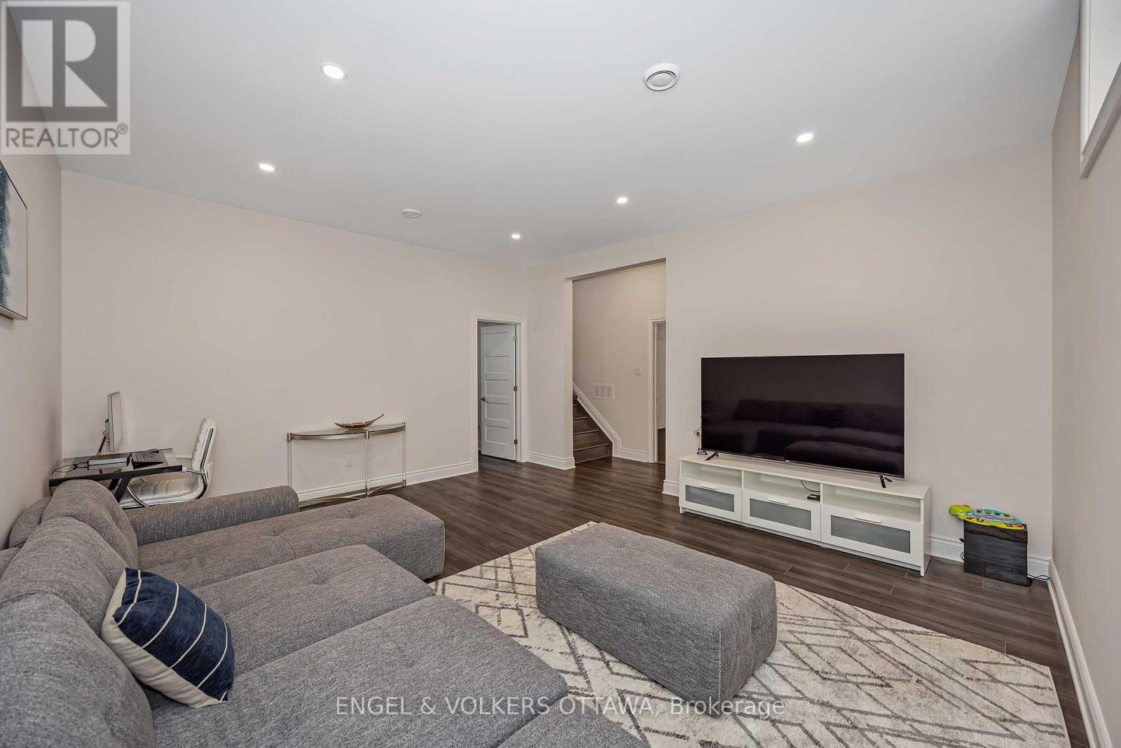 1082 DOCTEUR CORBEIL BOULEVARD - 32
