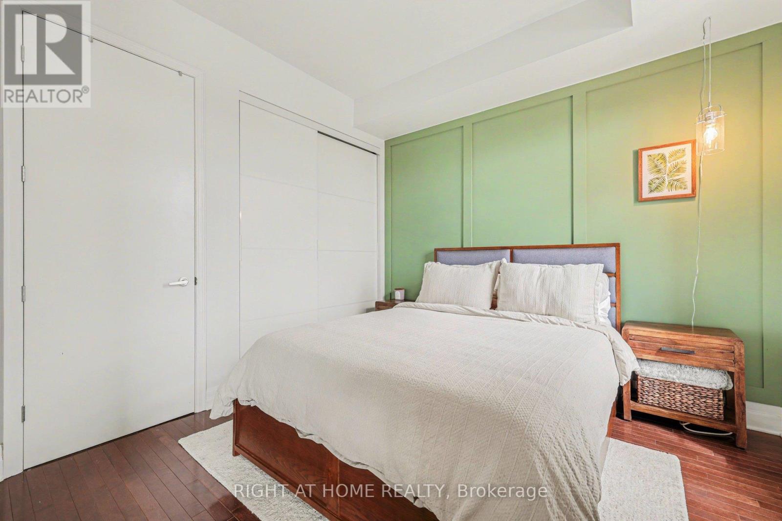 #810 330 LORETTA AVENUE S - 18
