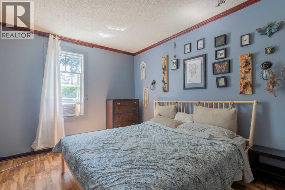 725 6 Street S - 26