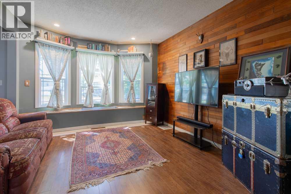 725 6 Street S - 10
