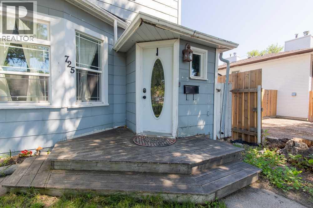 725 6 Street S - 5