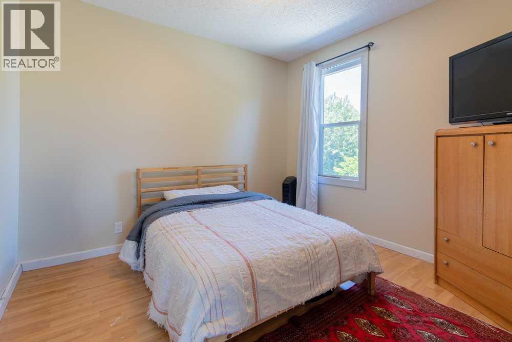 725 6 Street S - 29