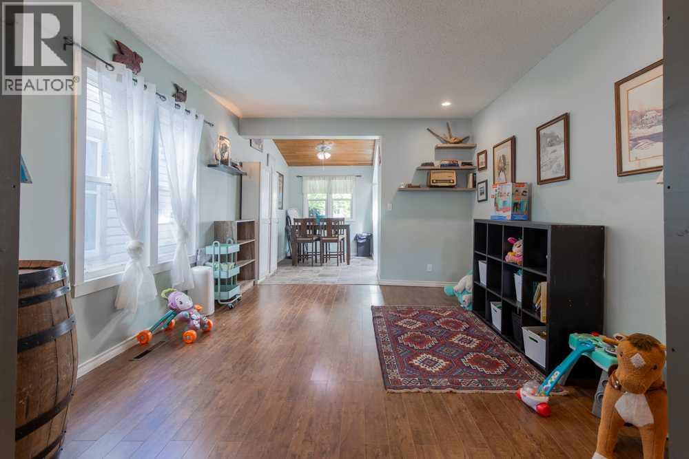 725 6 Street S - 11