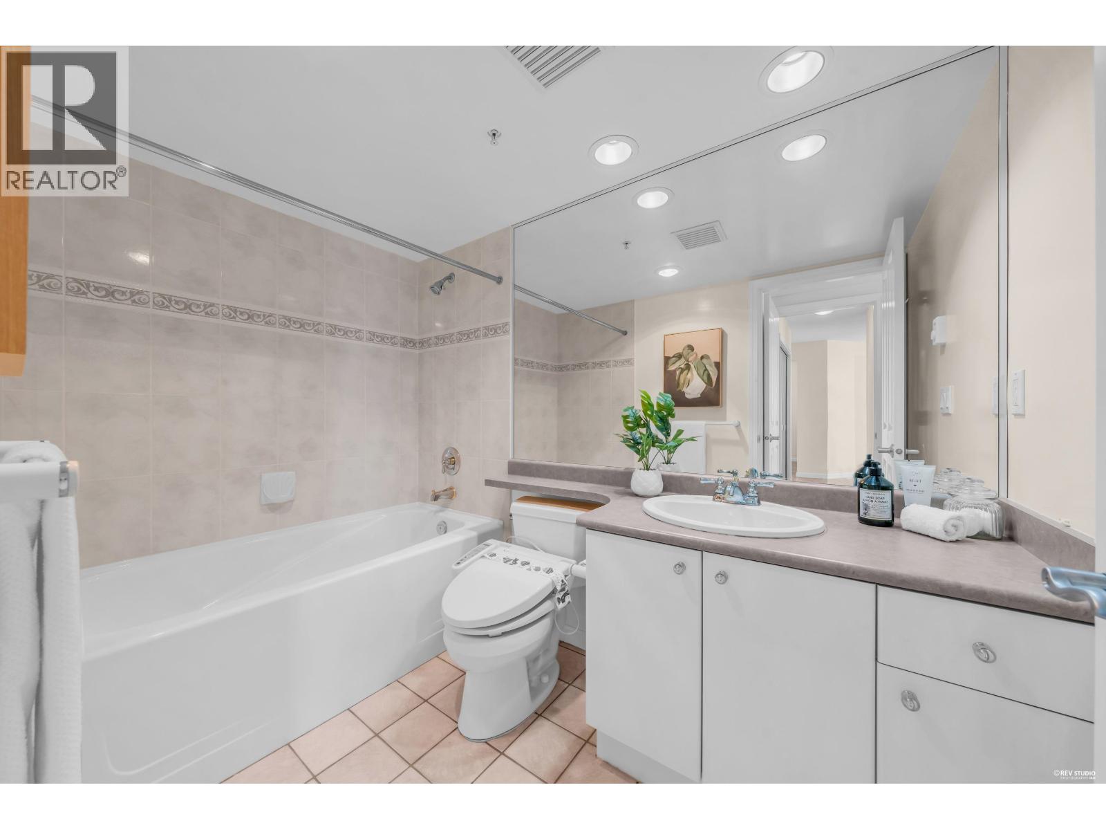 2 Bed, 2 Bath House for Sale in Burnaby – 1702 6611 SOUTHOAKS CRESCENT, Burnaby – MLS# R3148443 - Image 13