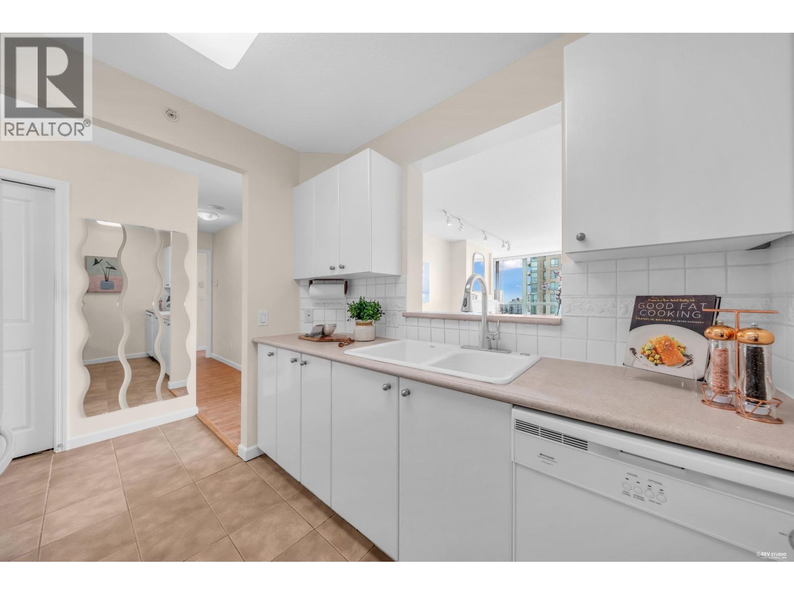 2 Bed, 2 Bath House for Sale in Burnaby – 1702 6611 SOUTHOAKS CRESCENT, Burnaby – MLS# R3148443 - Image 10