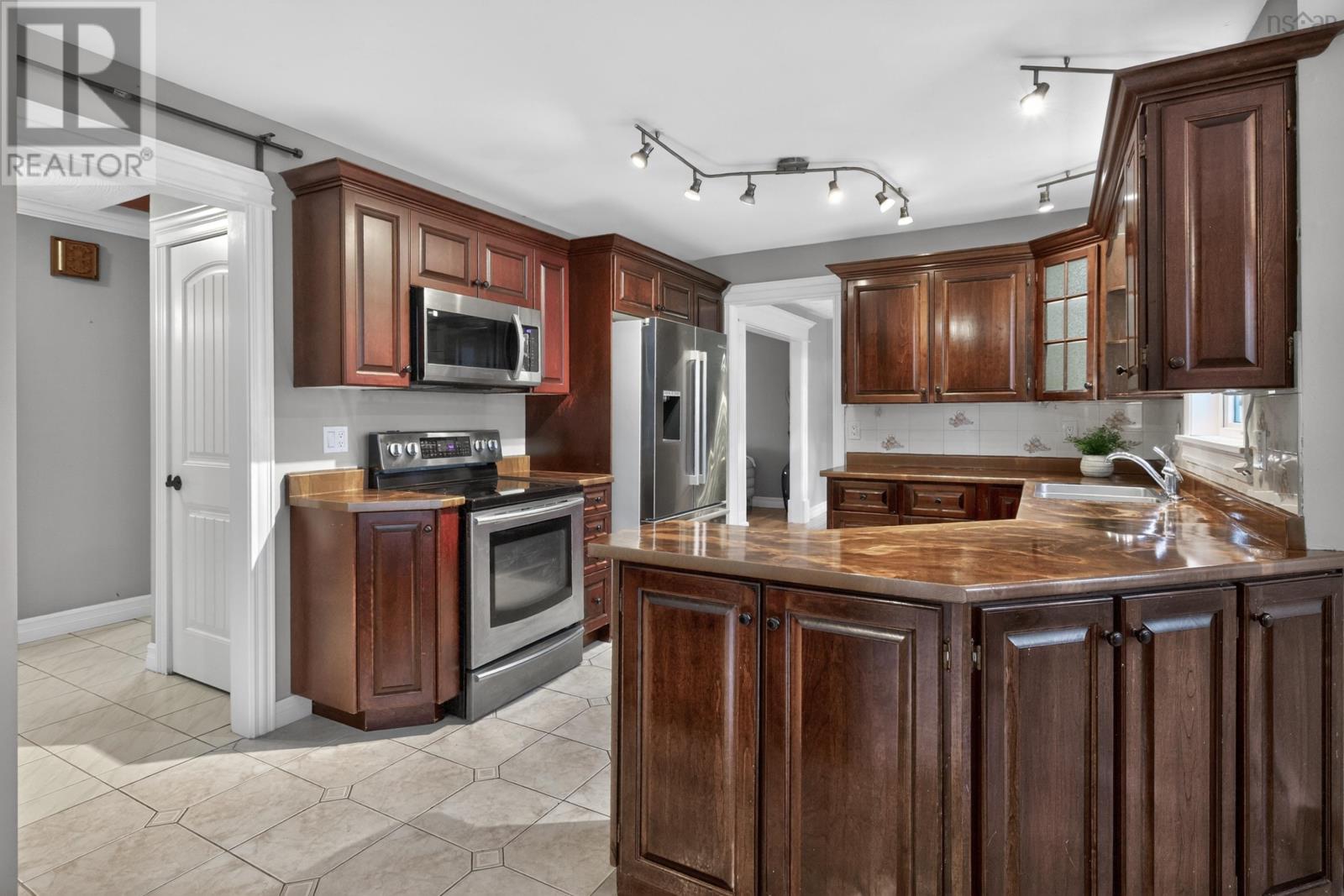 144 Pinewood Crescent - 11