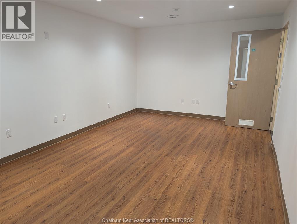 425 McNaughton AVENUE West Unit# 14, Chatham — photo 2
