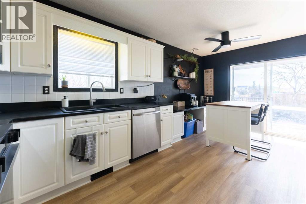 152 Mt Rundle Road W - 12