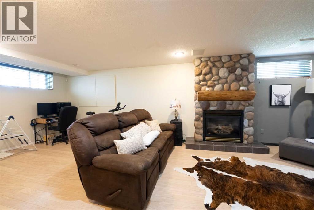 152 Mt Rundle Road W - 26