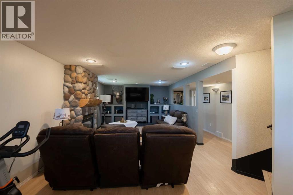 152 Mt Rundle Road W - 25