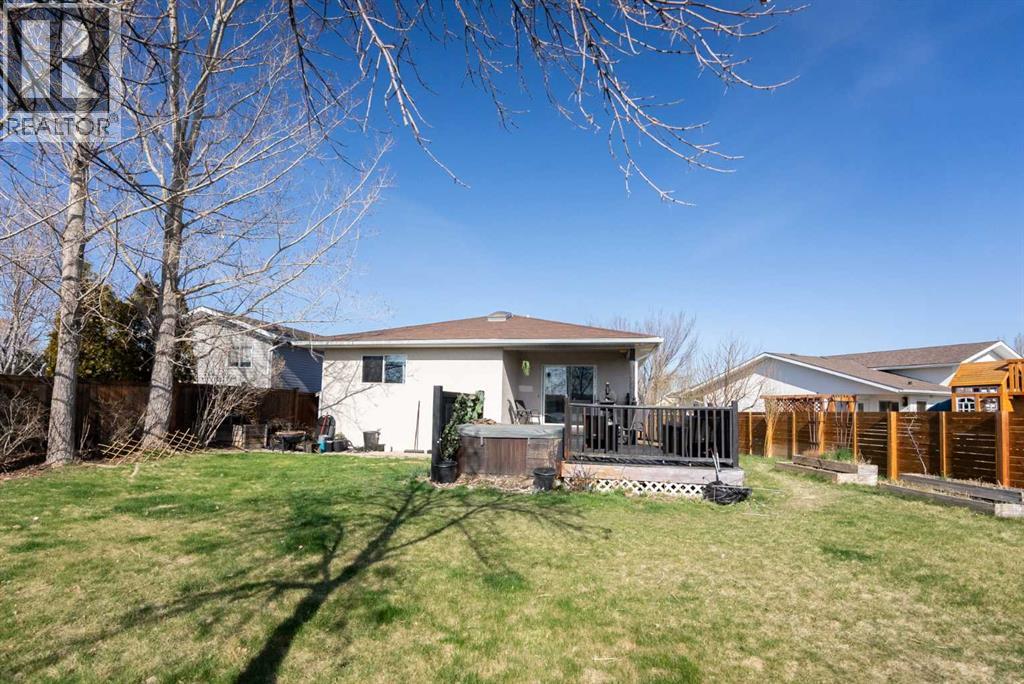 152 Mt Rundle Road W - 36