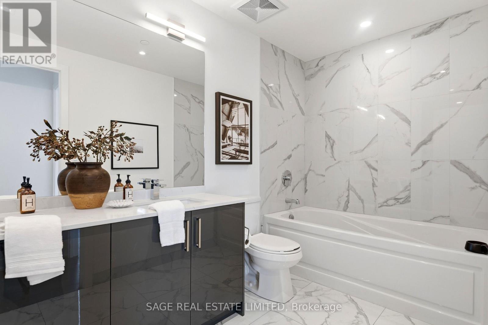 #704 840 ST CLAIR AVENUE W - 15